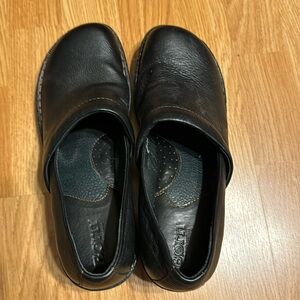 Born black leather shoes, size 7.5